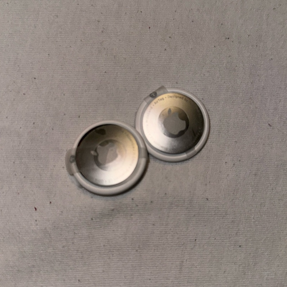 2 new AirTag apple